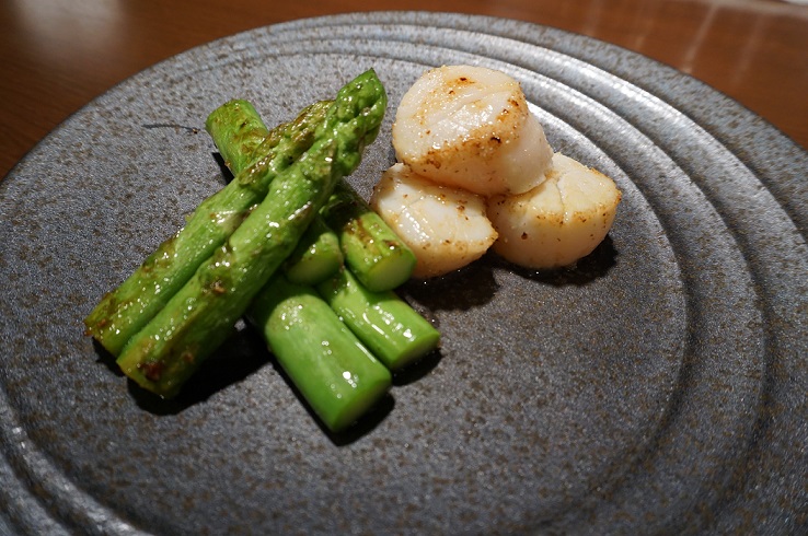 ホタテの鉄板焼き（アスパラ、バター）