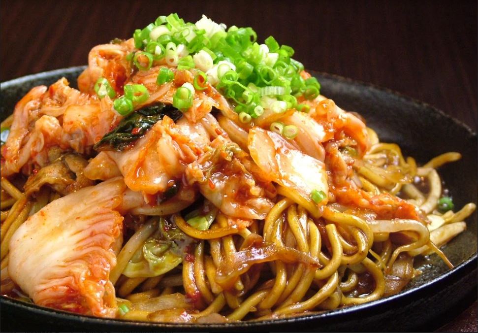 泡菜拌豬肉炒麵